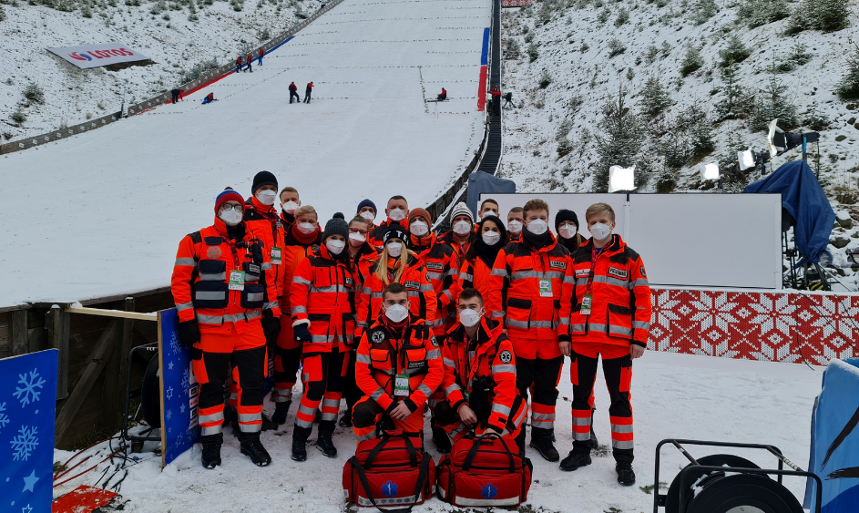 Nasi ratownicy dbają o bezpieczeństwo narciarskich skoczków